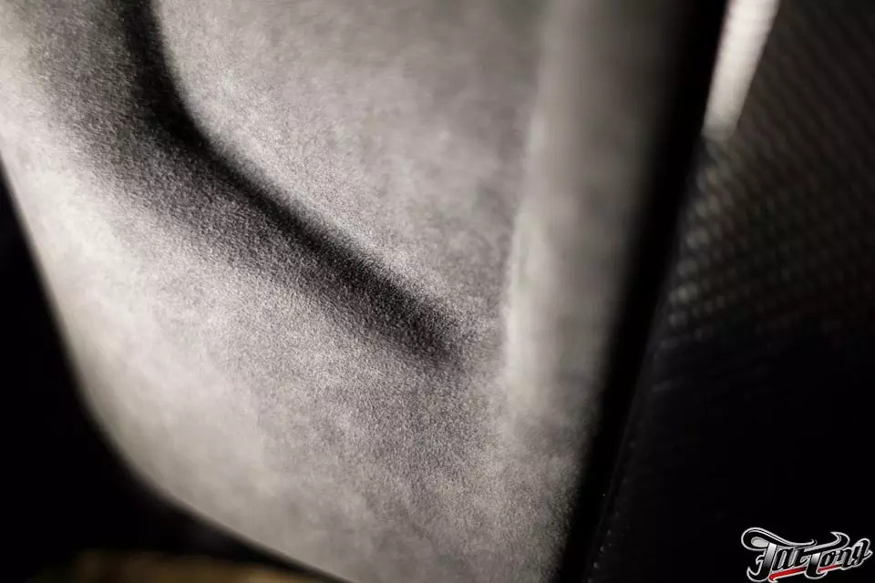 BMW M4. Ламинация натуральным карбоном задних спинок сидений.